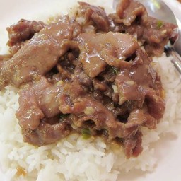 หมูผัดน้ำมันหอยราดข้าว