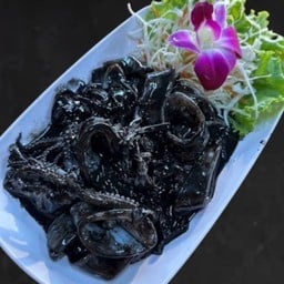Stir-fried squid in black sauce