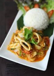 ผัดผงกะหรี่หมึกราดข้าว