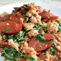 ข้าวราดกะเพราหมูสับกุ้งเชียง