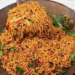 ผัดมาม่ากะเพราหมูสับ