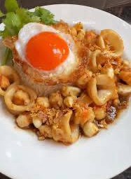 หมึกผัดกระเทียมราดข้าว