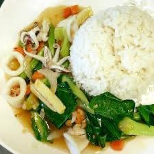 ผัดผักรวมหมึกราดข้าว