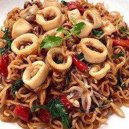 ผัดมาม่ากะเพราปลาหมึก