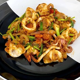 หมึกผัดไข่เค็มกับข้าว