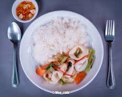 ผัดพริกหยวกหมึกราดข้าว