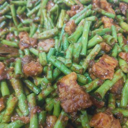 ผัดพริกแกงหมูสามชั้น