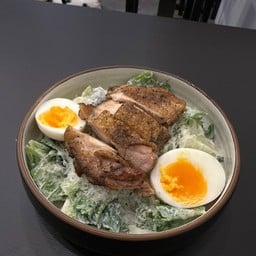 ซีซาร์สลัดไก่ย่างไข่ต้ม
