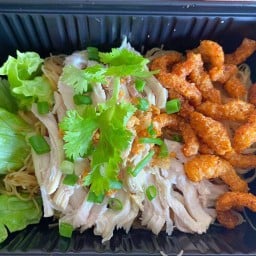 ร้านหมี่คลุกไก่ฉีก ยำ ตำแซ่บ (ซอย 6)