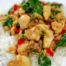 กระเพราเนื้อไก่ชิ้นราดข้าว