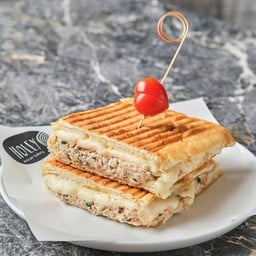 ทูน่าเทอร์เนอร์