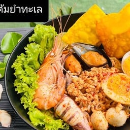 เตี๋ยวหลงกรุง อยู่ตรงข้าม ปั๊มเชลล์เก่า