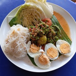 ตำถั่วปูปลาร้าไข่ต้มเส้นหมี่ลวก