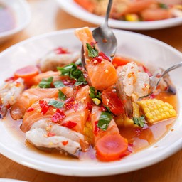 ยำแซลมอนกุ้งสดไข่แดง