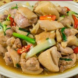 ไก่หมักนุ่มเด้งผัดต้นหอม ราดข้าว