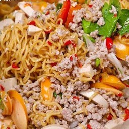 ยำมาม่าหมูสับหมูยอไส้กรอก ชิงชิงล่า