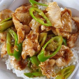 ไก่หมักนุ่มเด้งผัดพริกหยวก ราดข้าว