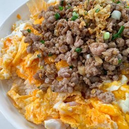 หมูสับผัดซอส+ไข่ขยี้ ราดข้าว