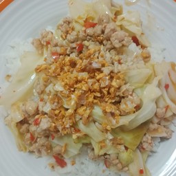 ผัดกะหล่ำปลีหมูสับ ราดข้าว