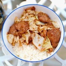 ข้าวกระเทียมราดผักกาดขาวผัดหมูหมักซีอิ๊วดำ