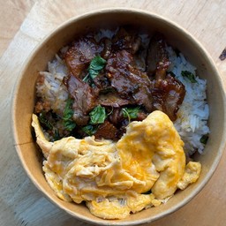 กะเพราคอหมูย่าง + ไข่ข้น