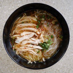 ก๋วยเตี๋ยวไก่ต้มยำ