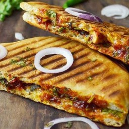 ขนมปังแผ่นแบนที่ใส่แป้งและไส้ชีส