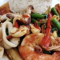 กะเพรา กุ้ง-หมึก