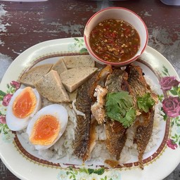 ข้าวปลาแกะหมูยอไข่ต้มน้ำพริกกะปิ
