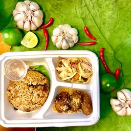 ข้าวมัน+หมูสับทอด+ยำมะม่วง