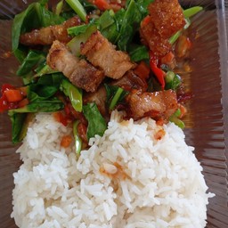 คะน้าหมูกรอบ