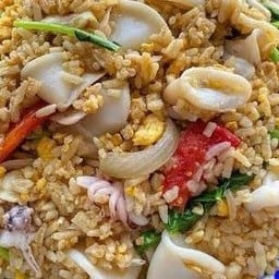 ข้าวผัดปลาหมึก