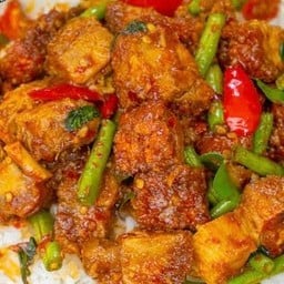 ข้าวผัดพริกแกงหมูกรอบ