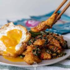 ผัดกระเพราปลากะพงราดข้าว