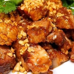 ข้าวหมูกรอบกระเทียม