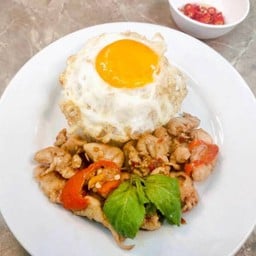 ข้าวกะเพราไก่ไข่ดาว+น้ำเปล่า