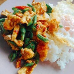 ผัดพริกแกงไก่+ไข่ดาว