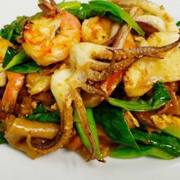 ผัดซีอิ้วกุ้ง-ปลาหมึก