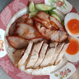 ข้าวหน้าหมูแดงหมูกรอบใส่ไข่