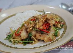 ปลากะพงผัดขึ้นฉ่ายราดข้าว