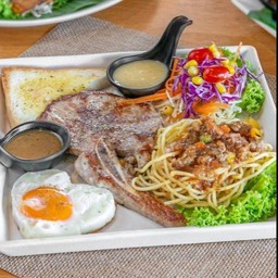 สปาเก็ตตี้สเต็กพอร์คชอปไข่ดาว