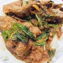 ผัดเผ็ดปลาดุกราดข้าว