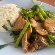 ผัดผักบุ้งตับราดข้าว