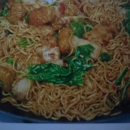 ผัดมาม่าหมูกรอบ