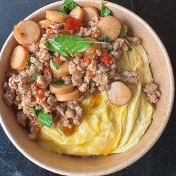 กระเพราหมูสับ+ไส้กรอก+ไข่ขยี้ ราดข้าว