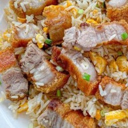 ข้าวผัดกะทะเหล็กใส่หมูกรอบ