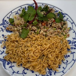 ยำมาม่าหมูสับ