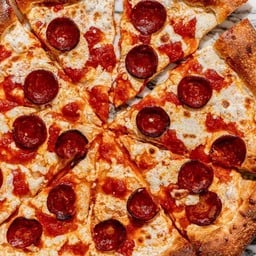 Pizza Pepperoni With Salami And Chorizo เปปเปอร์โรนี ,
ซาลามี่ และโชริโซ่