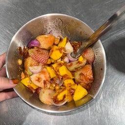 ยำเค็มปลาร้าสตรอเบอร์รี่ปลากรอบ (ใส่สตรอเบอรี่+มะม่วงเปรี้ยวหวานกึ่งสุก)