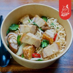 ยำมาม่า หมูกรอบ